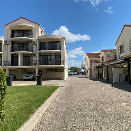 City Ville Apartments And Motel Рокхемптън Екстериор снимка