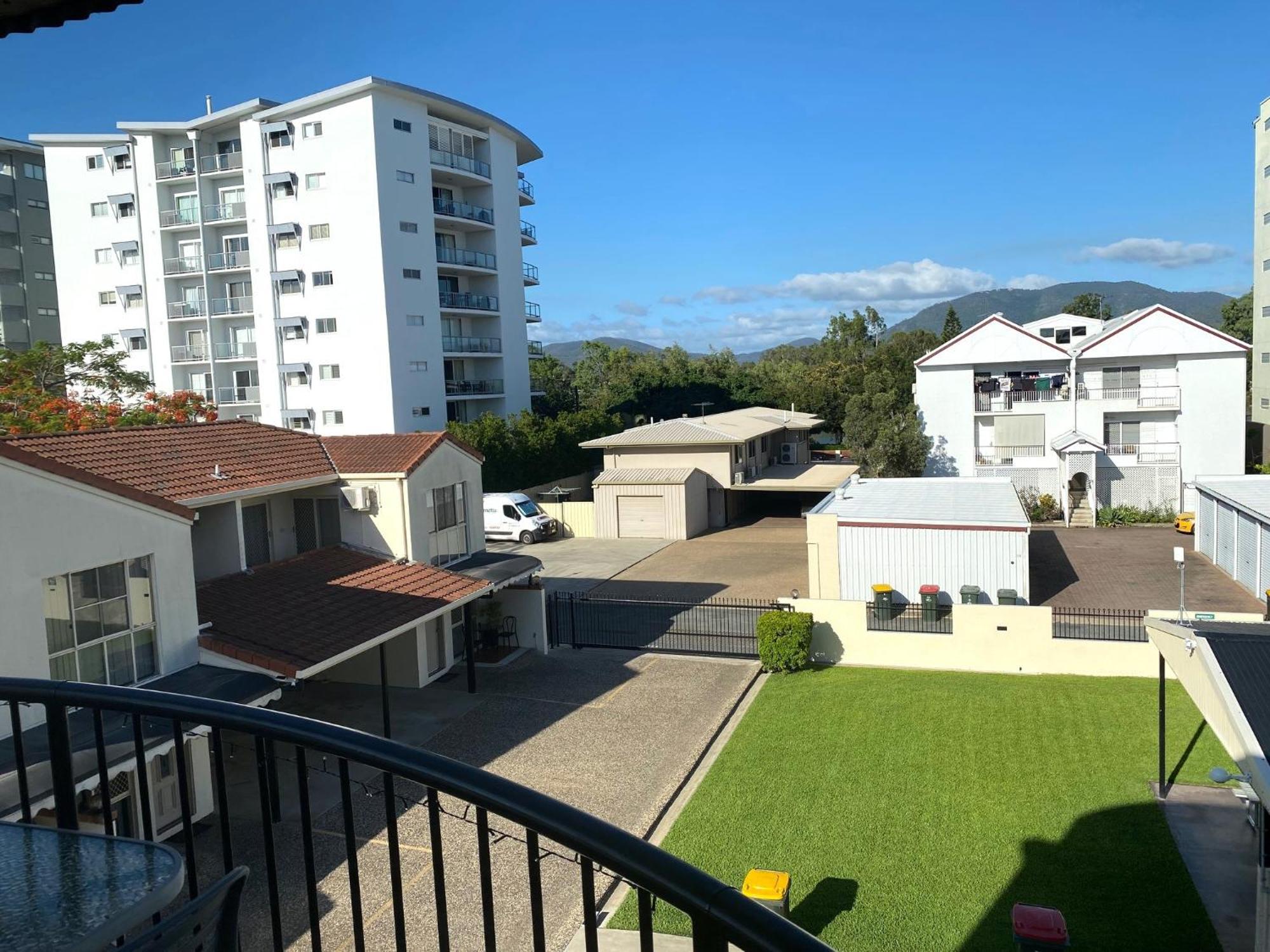 City Ville Apartments And Motel Рокхемптън Стая снимка