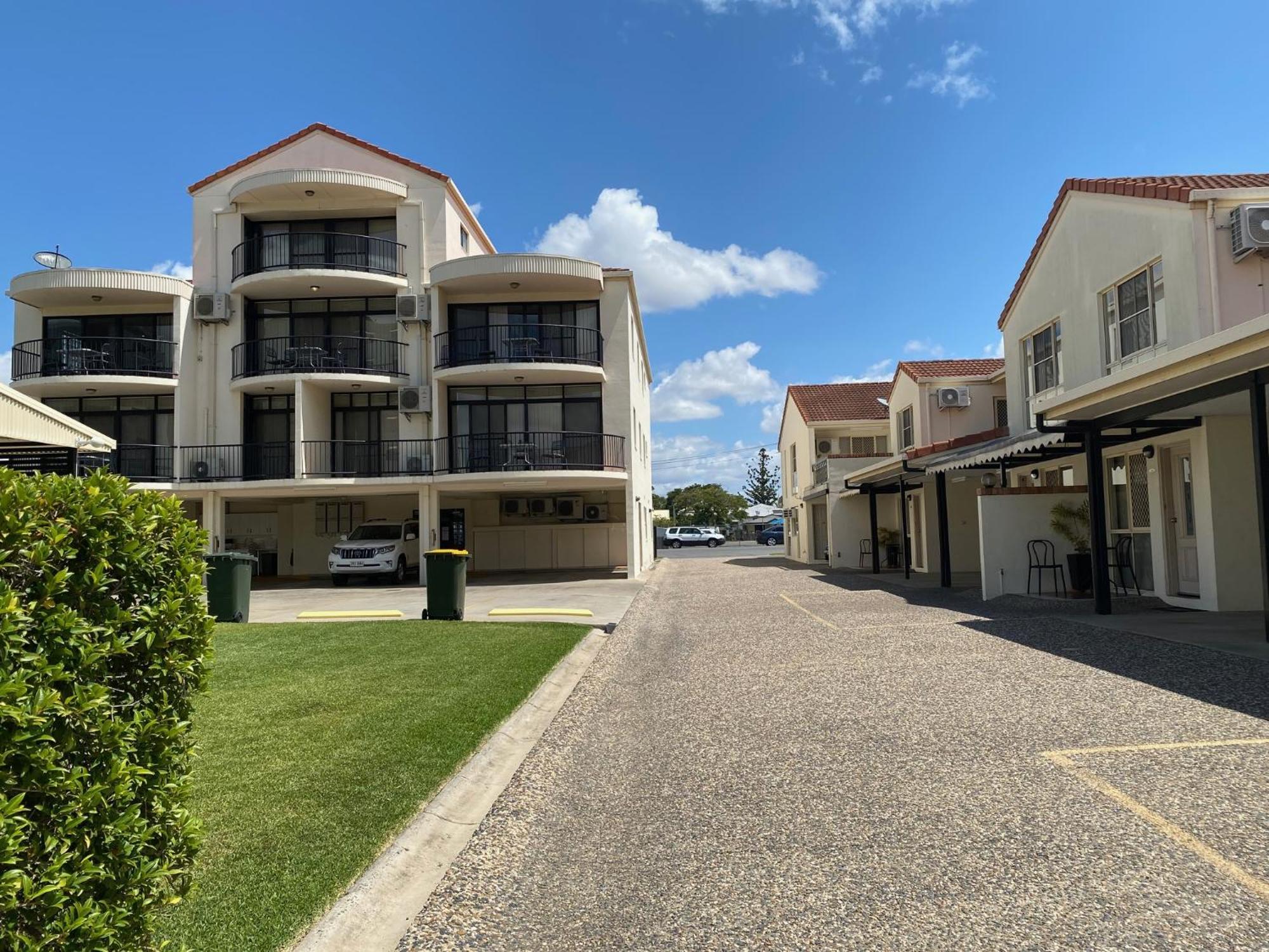 City Ville Apartments And Motel Рокхемптън Екстериор снимка