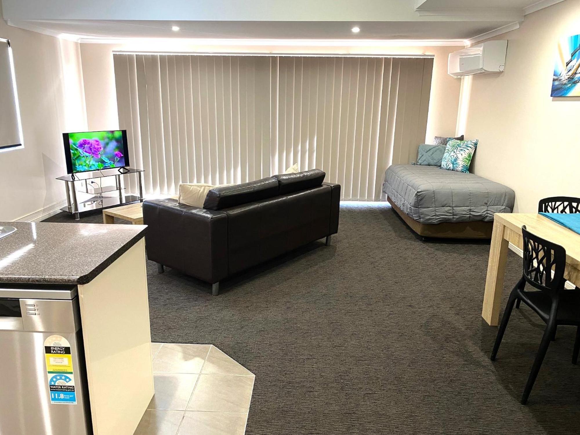City Ville Apartments And Motel Рокхемптън Стая снимка