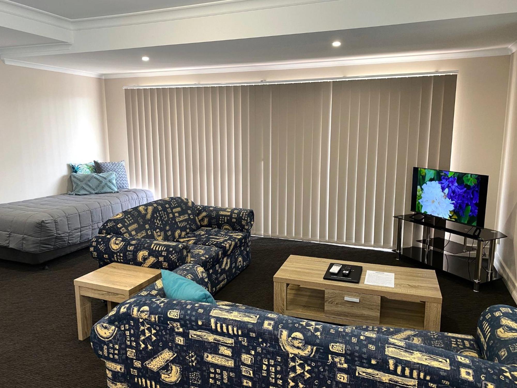 City Ville Apartments And Motel Рокхемптън Стая снимка