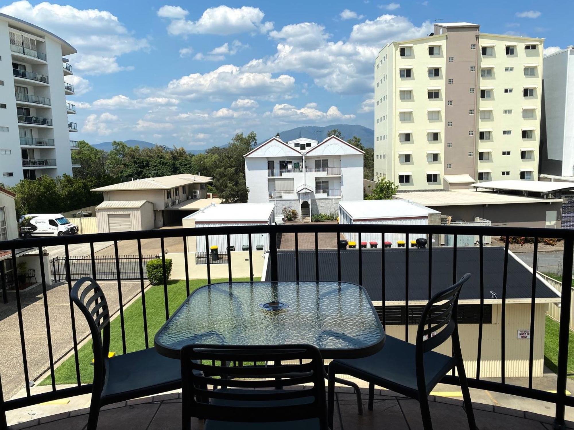 City Ville Apartments And Motel Рокхемптън Стая снимка