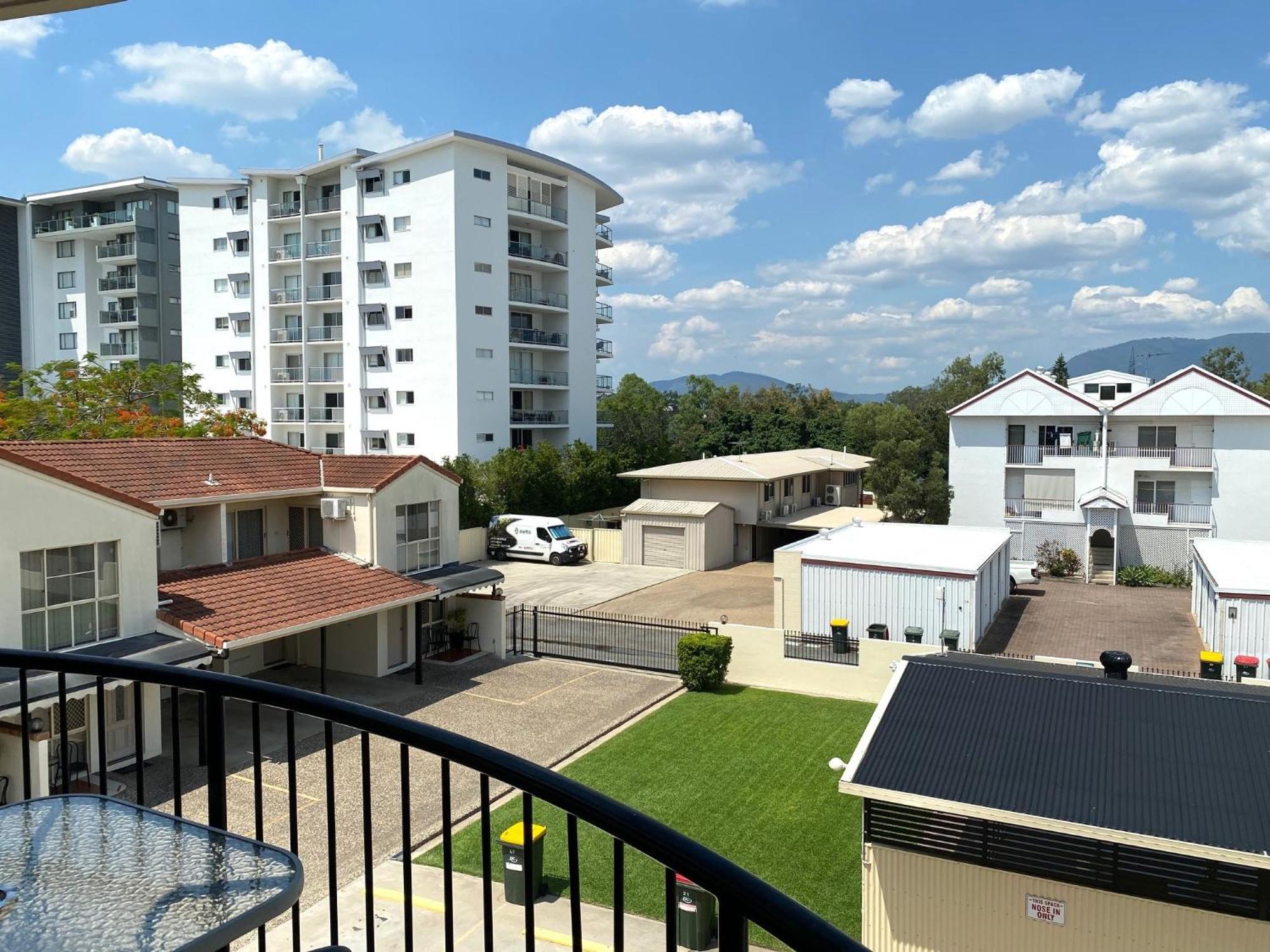 City Ville Apartments And Motel Рокхемптън Стая снимка