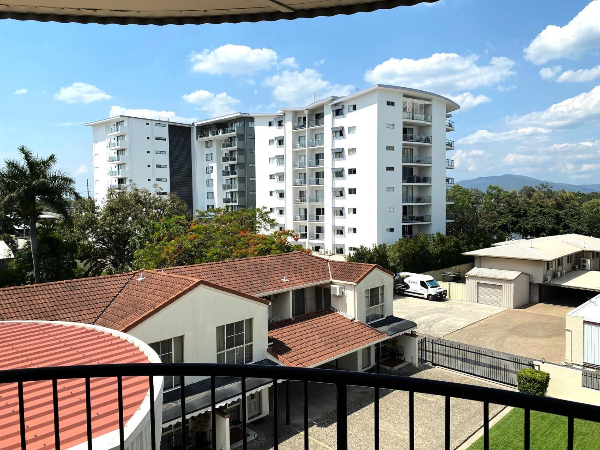 City Ville Apartments And Motel Рокхемптън Стая снимка