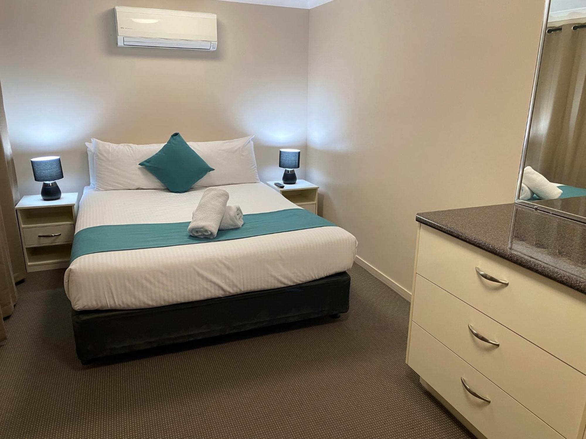 City Ville Apartments And Motel Рокхемптън Стая снимка