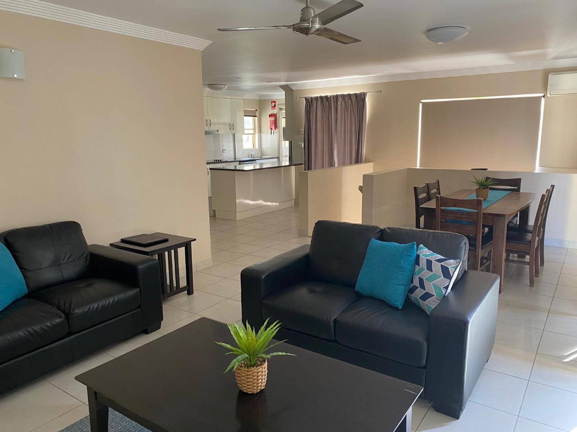 City Ville Apartments And Motel Рокхемптън Стая снимка