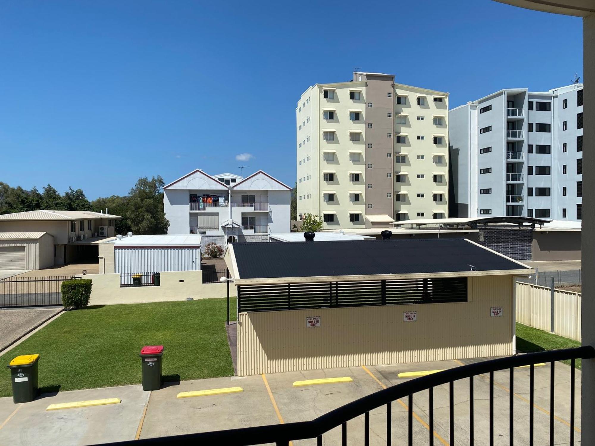 City Ville Apartments And Motel Рокхемптън Стая снимка