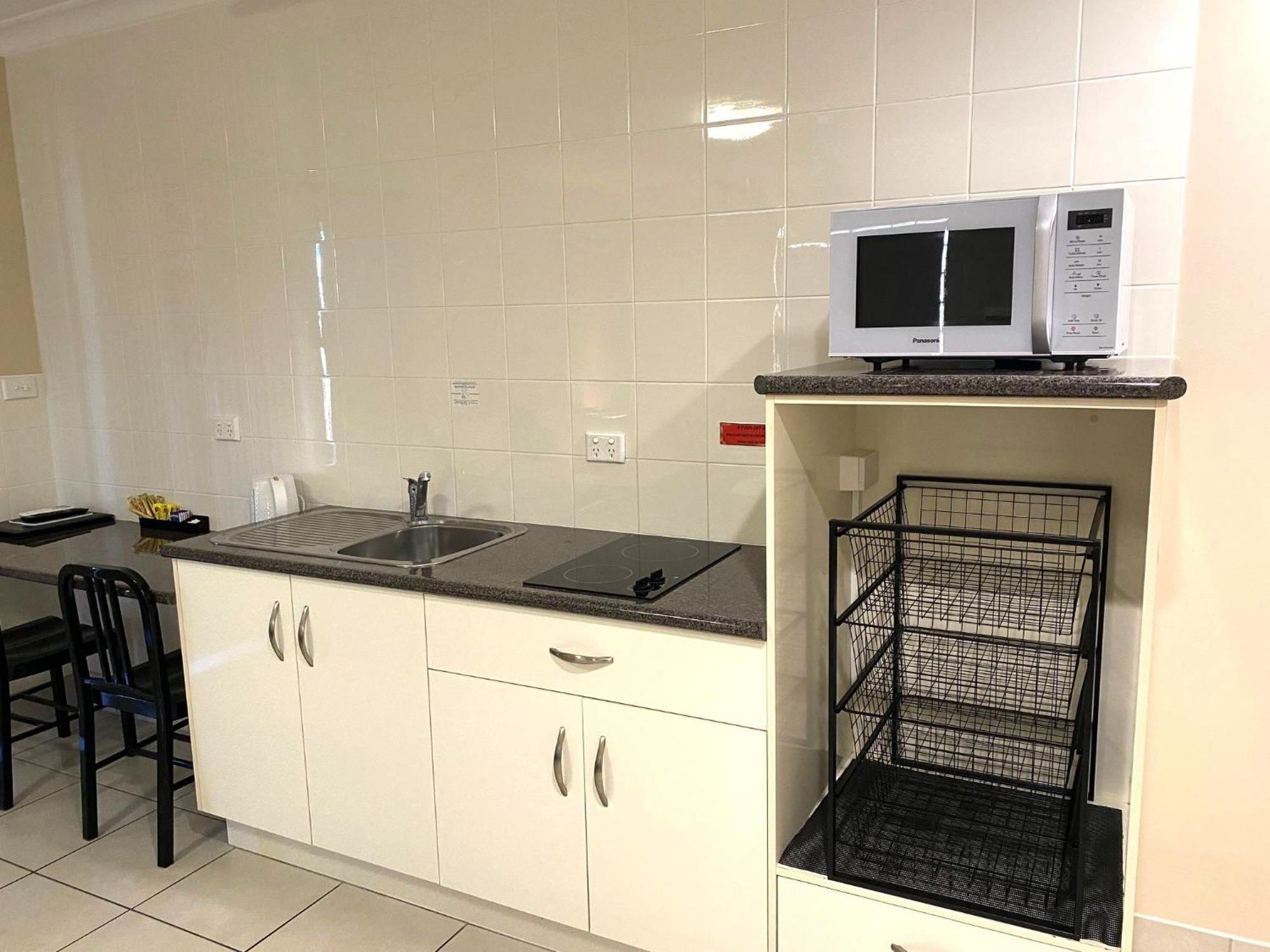 City Ville Apartments And Motel Рокхемптън Стая снимка
